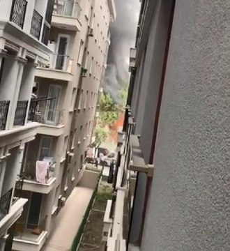 KÜÇÜKÇEKMECE'DE OYUN OYNAYAN ÇOCUKLAR OKULUN PARKINI YAKTI