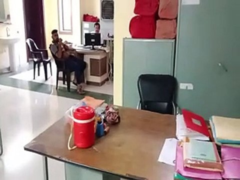उधर दचकों में सफर, इधर होटल में दफ्तर