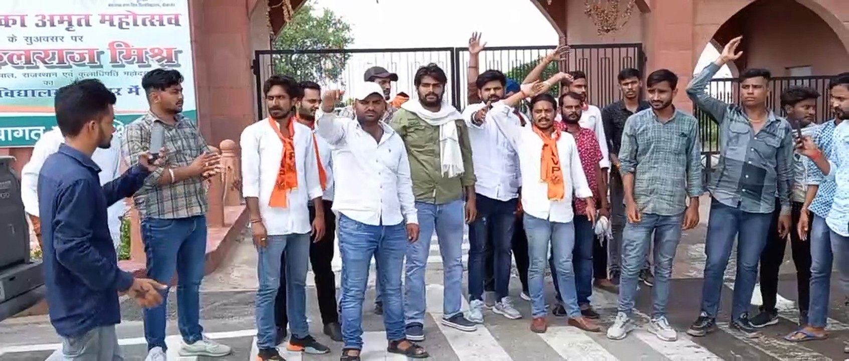 प्रवेश प्रक्रिया जल्द करवाने की मांग, विवि के मुख्य द्वार का गेट किया बंद