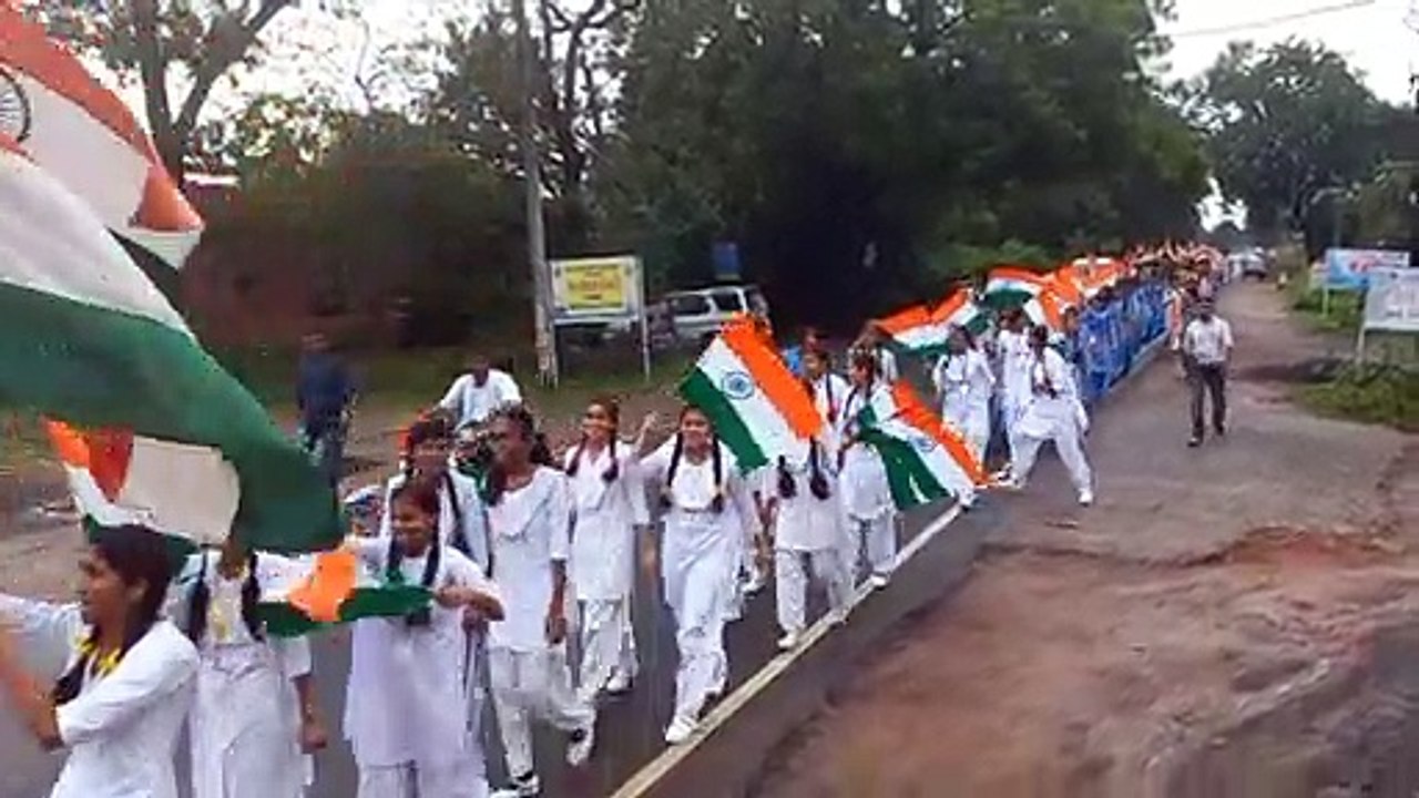 स्कूली बच्चों ने तिरंगा रैली निकालकर घर-घर तिरं...
