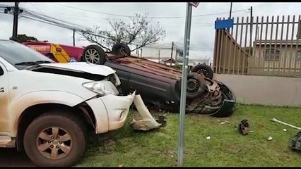 Renault Clio capota após colidir com Hilux no Bairro Cataratas