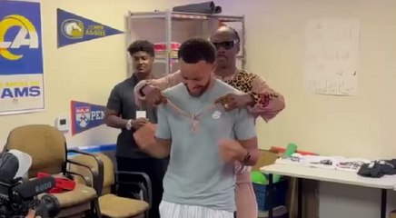 Stephen Curry was gifted Death Row chain from Snoop Dogg