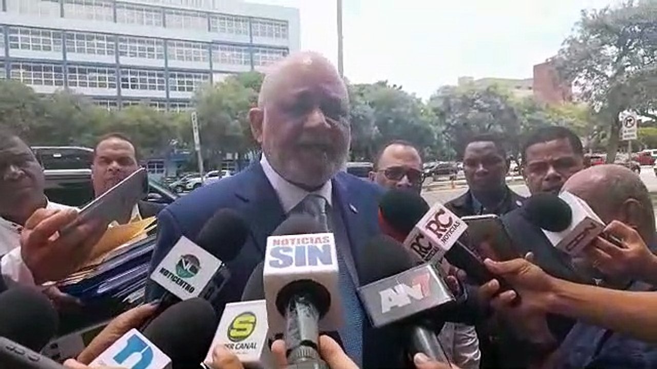 Roberto Fulcar asiste a PEPCA a entregar documentos para adquisición de libros digitales