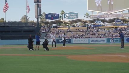 Los Angeles FC - Bale se moque de son coéquipier après avoir lancé une balle lors d'un match de base-ball