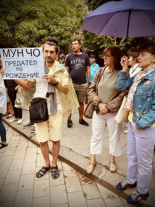 Bulgaristan'da Rus yanlısı olmakla suçlanan hükümet ve Cumhurbaşkanı protesto edildi