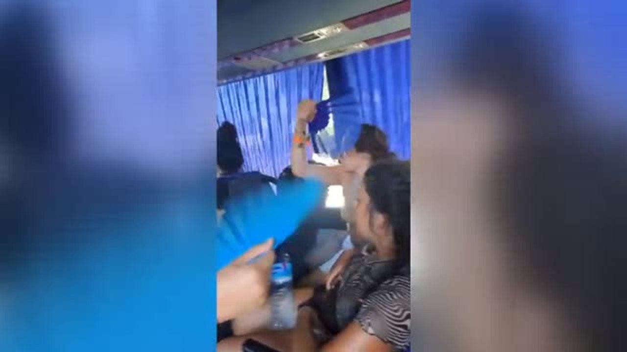 Un grupo de jóvenes tuvieron que viajar a 40 grados en un autobús sin aire acondicionado