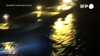 Buscan a decenas de migrantes que naufragaron en el mar Egeo