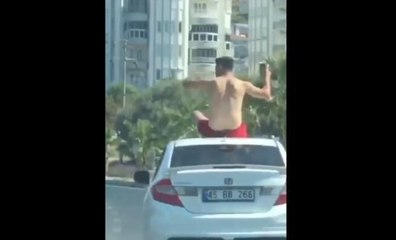 OTOMOBİLİN TAVANINDA TEHLİKELİ YOLCULUK