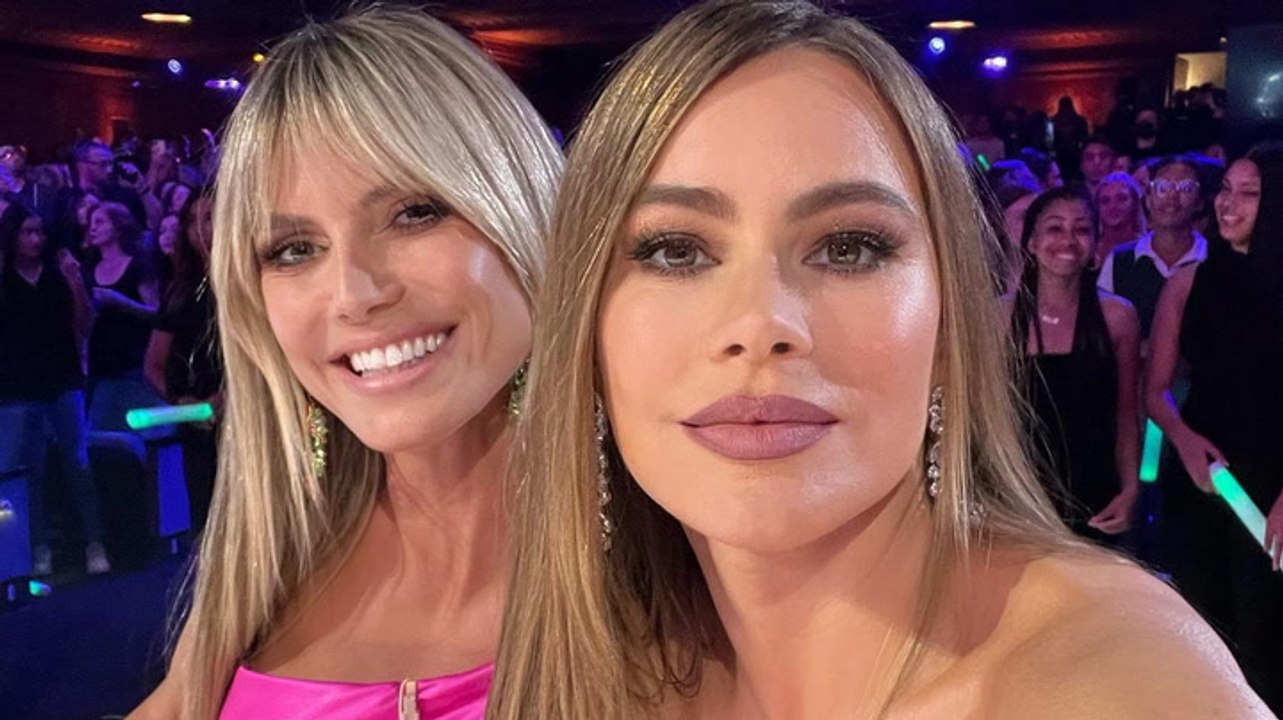 Hans und Franz, wer? Hier springt uns Sofia Vergaras Dekolleté fast entgegen