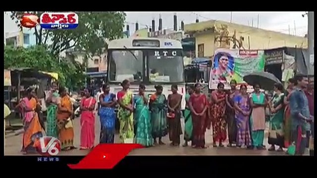 Womens Hold Dharna On Highway , Demands Compensation For Floods | Bhupalapally | V6 Teenmaar (1)