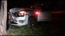 Condutor de Amarok relata ter batido na árvore após tentar desviar de outro veículo