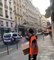 Regardez les images effrayantes d'un individu qui fonce dans une petite rue parisienne aavant d'être bloqué de force par une voiture de police qui va "au contact"