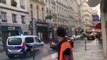 Regardez les images effrayantes d'un individu qui fonce dans une petite rue parisienne aavant d'être bloqué de force par une voiture de police qui va 