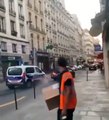 Regardez les images effrayantes d'un individu qui fonce dans une petite rue parisienne aavant d'être bloqué de force par une voiture de police qui va 