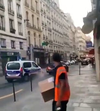 Regardez les images effrayantes d'un individu qui fonce dans une petite rue parisienne aavant d'être bloqué de force par une voiture de police qui va au contact