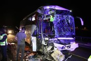 Uşak haberi | Uşak'ta yolcu otobüsü tıra arkadan çarptı, 1 kişi öldü, 43 kişi yaralandı
