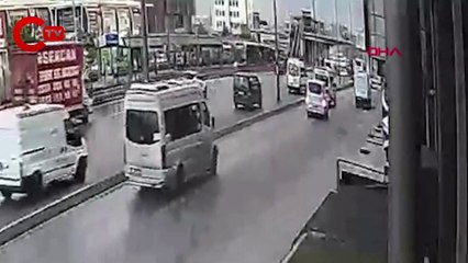 Avcılar D-100Karayolu'nda kaza: Faciadan dönüldü
