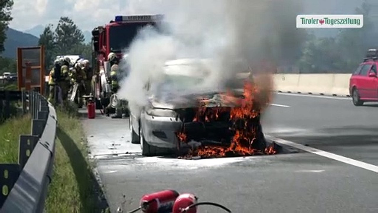 Auto auf Inntalautobahn bei Pettnau in Flammen: Familie blieb unverletzt