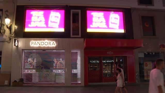 Cumplimiento generalizado de las restricciones en escaparates y edificios públicos