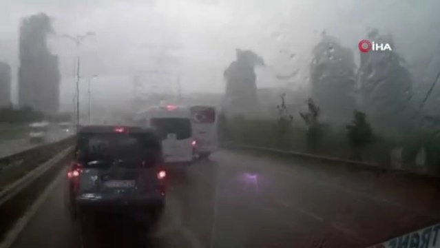 E-5 bağlantı yolunda zincirleme trafik kazası kamerada