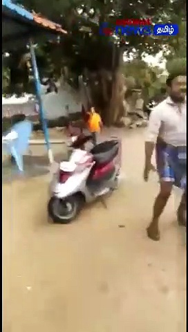 Viral Video : கடனை திருப்பி கேட்டவரை வெட்ட முயன்ற திமுக கவுன்சிலரின் கணவர்!- பரபரப்பு வீடியோ!!