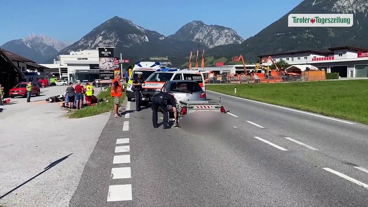 Motorradfahrer (71) prallte in Strass gegen abbiegendes Auto
