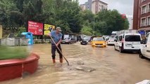 Zonguldak haberleri: Zonguldak'ta aniden bastırdı yollar göle döndü, sürücüler zor anlar yaşadı