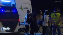 شاهد: وصول نحو 300 لاجئ أفغاني عملوا لصالح اسبانيا إلى مدريد