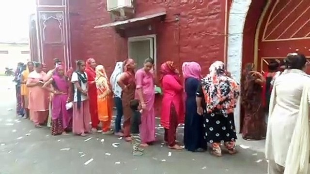जेल पहुंची बहनें, भाइयों की कलाई पर बांधा प्यार