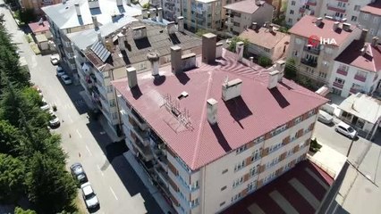 54 aynı binanın çatısında yaşayan leylek ailesi mahalle sakini olarak görülmeye başlandı