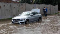 Kastamonu 3. sayfa haberi | Cadde yağmur suyuyla doldu, milyonluk araç yolda kaldı