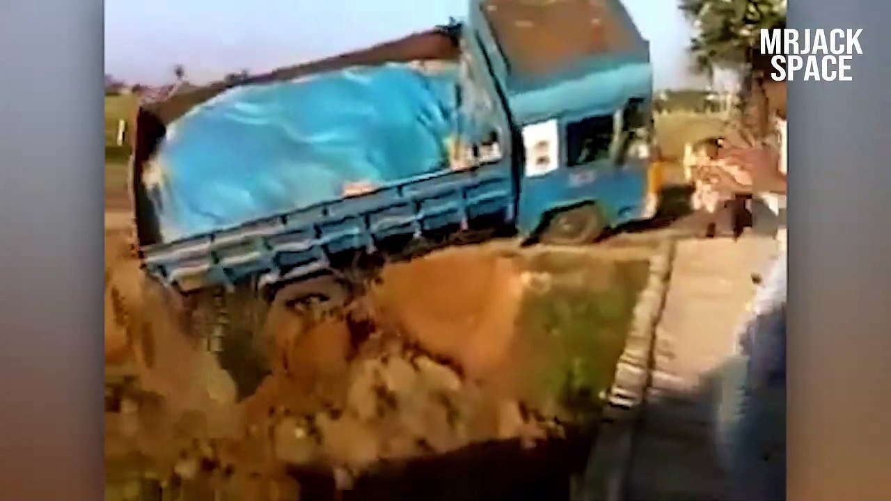 30 INCREDIBLE ROAD MOMENTS CAUGHT ON CAMERA!