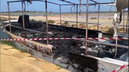Marsala, incendiate tre barche per i tour nella riserva dello Stagnone