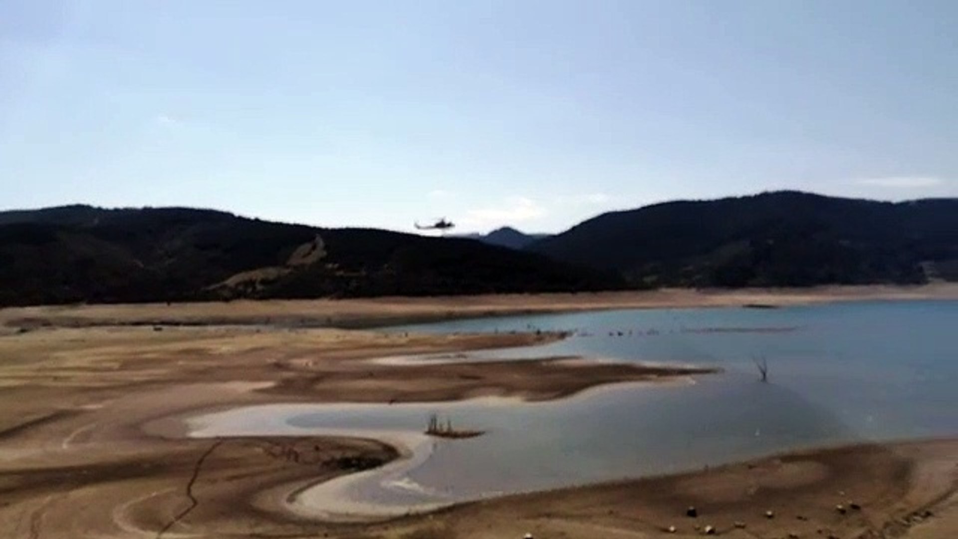 Vídeo | Un helicóptero carga agua en Riaño