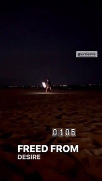 Laure Manaudou et Jérémy Frérot passent la soirée avec des amis à la plage