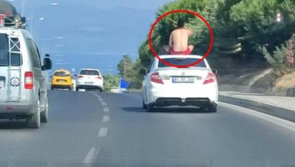 Seyir halindeki otomobilin tavanında oyun oynayan kişiye ceza yağdı