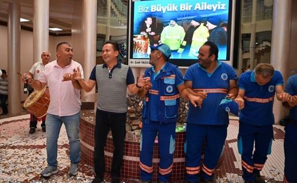 Yüzde 80 zammı duyan işçiler, belediye binasında başkan ile birlikte halaya durdu