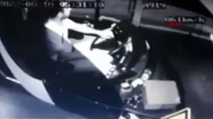 İETT otobüsünün camlarını kırıp yolculara dehşeti yaşattılar