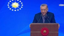 Cumhurbaşkanı Erdoğan muhalefeti eleştirirken durup gülümsedi, salonda bir anda tezahüratlar yükseldi
