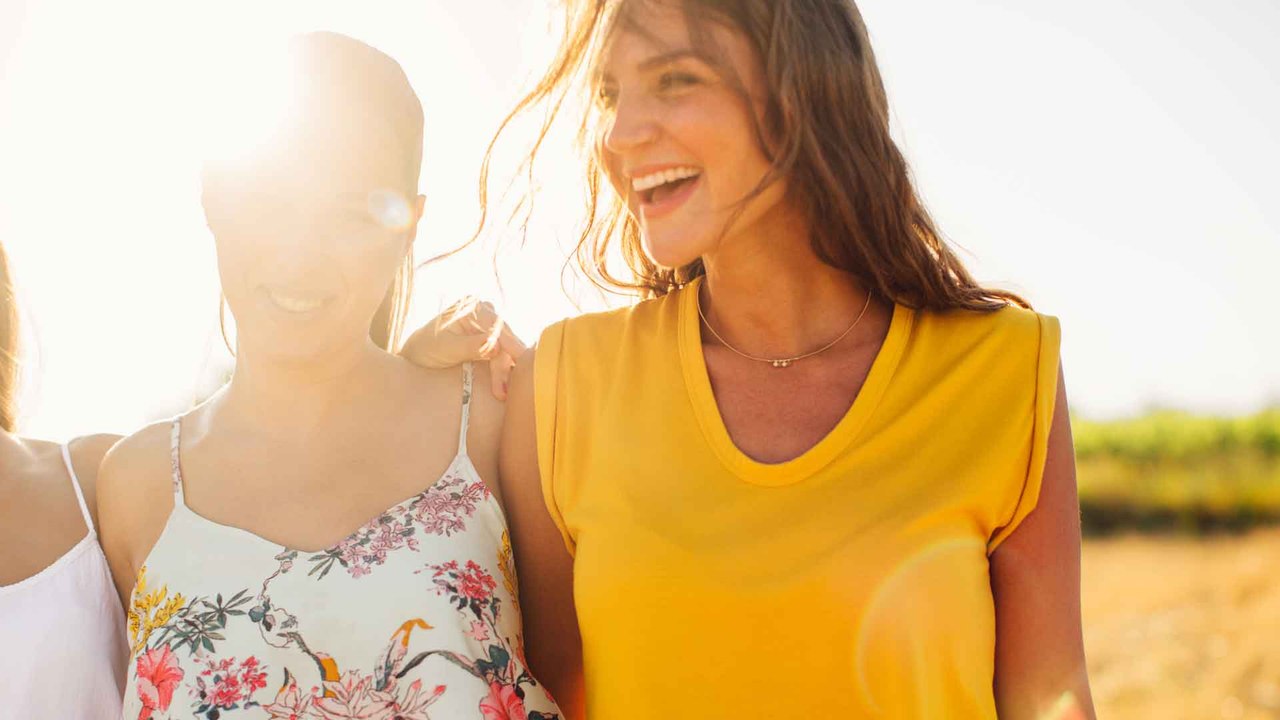 Wow! Diese Farben lassen deine Sommerbräune schöner strahlen!