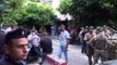 مودع مسلح يحتجز موظفي مصرف في بيروت للحصول على أمواله (مصدران أمنيان)