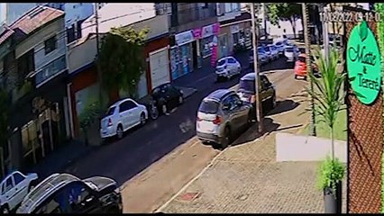 Por outro ângulo: Vídeo mostra momento que Uno é atingido por Punto e capota no Bairro Neva