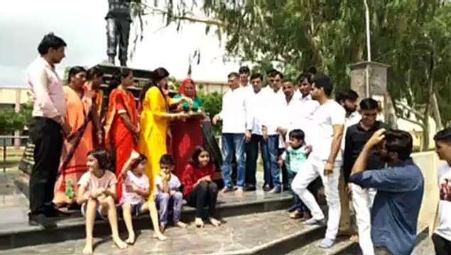 ले वीरा बंधवा ले राखी...बहन ने शहीद भाई की प्रतिमा की कलाई पर बांधी राखी, तो भर आई आंखें