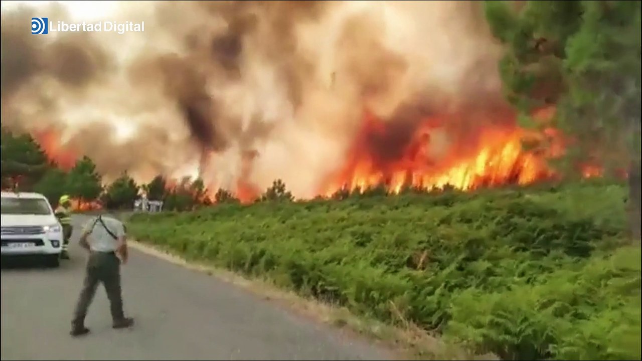 El incendio que desde hace 24 horas quema la Sierra de Gata sigue activo