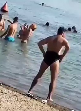 Petite séance d'exercices physiques sur la plage... la honte