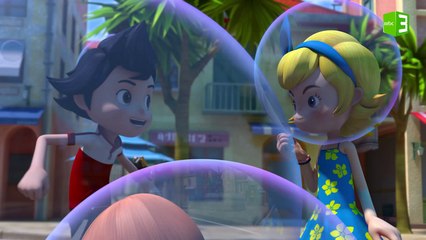 فقاعات تغزو الشوارع وتحتجز الأفراد بداخلها