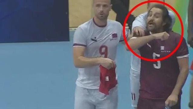 İslami Dayanışma Oyunları'nda haddini aşan Katarlı sporcu, Türk voleybolculara Kafa kesme hareketi yaptı