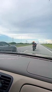 Ce motard veut faire la course avec une Porsche 911... Départ raté
