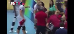 Türkiye-Katar voleybol maçında Katarlı oyuncu Türk oyunculara kafa kesme hareketi