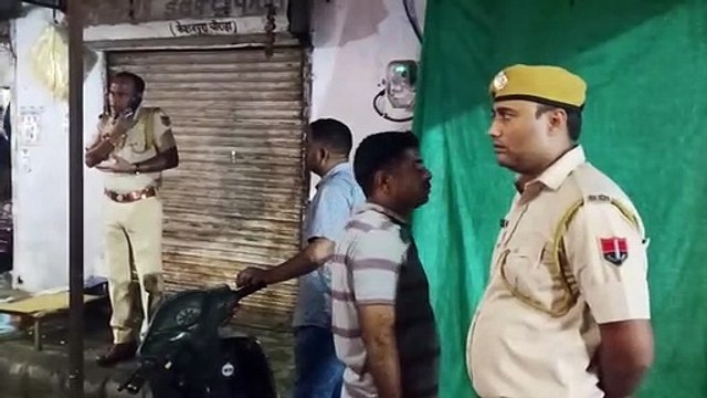 बाइक सवार दो बदमाश शराब ठेकेदार पर फायर कर भागे , पुलिस ने नाकाबंदी में दबोचे